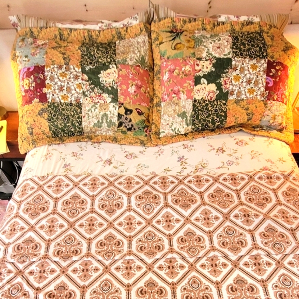SOLD - VINTAGE Queen Sz 7pc Bedding Set - Picture 7 of 15